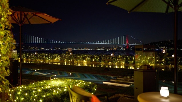 Boğaz'dan Nişantaşı'na Vakko imzasıyla zarif bir yılbaşı gecesi 