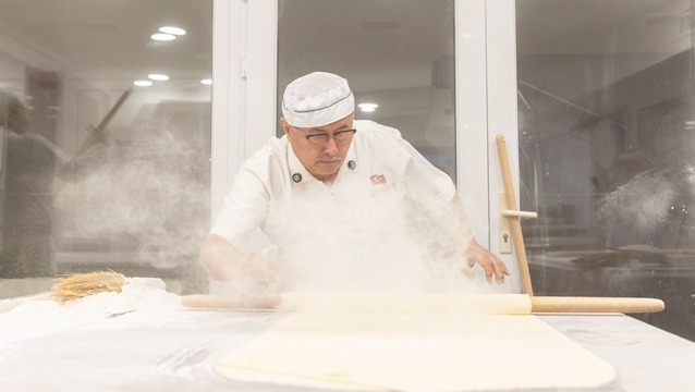 Baklava sanatında zirvenin ismi Nadir Güllü