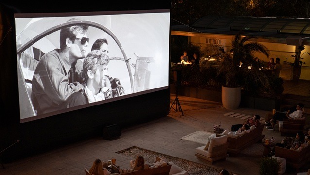 Yıldızların altında sinema keyfi The Roof’ta